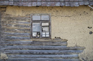 Hırvatistan, Mayıs 01.2022: Kırsal yerleşim yerinin kırsal penceresinin kırsal tarzı.