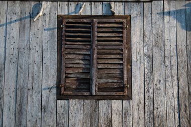 Hırvatistan, Mayıs 01.2022: Kırsal yerleşim yerinin kırsal penceresinin kırsal tarzı.