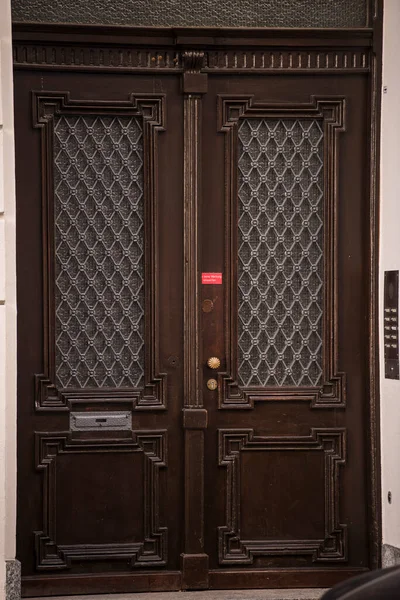 Münih, Almanya - 01 Mayıs 2022: Eski Dekoratif Ana Giriş Tahta Kapı.