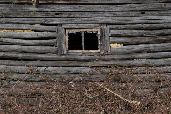 Hırvatistan, Mayıs 01.2022: Kırsal yerleşim yerinin kırsal penceresinin kırsal tarzı.
