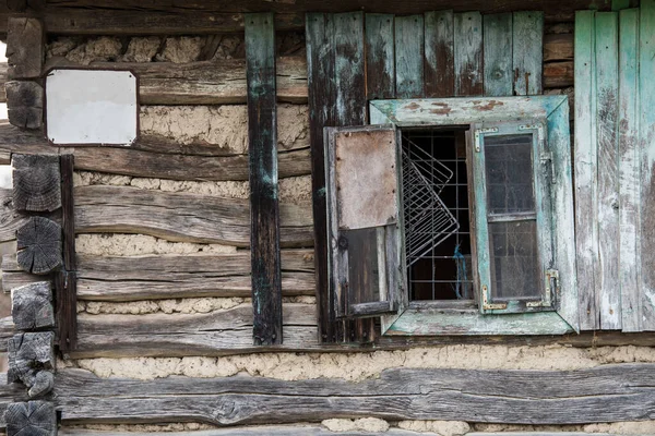 Hırvatistan, Mayıs 01.2022: Kırsal yerleşim yerinin kırsal penceresinin kırsal tarzı.