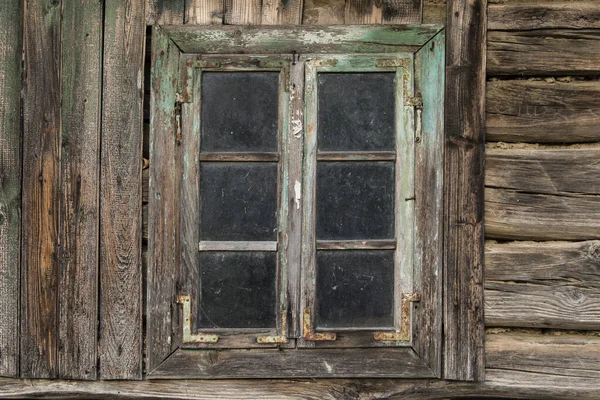 Hırvatistan, Mayıs 01.2022: Kırsal yerleşim yerinin kırsal penceresinin kırsal tarzı.