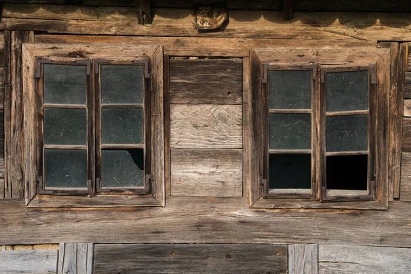 Hırvatistan, Mayıs 01.2022: Kırsal yerleşim yerinin kırsal penceresinin kırsal tarzı.