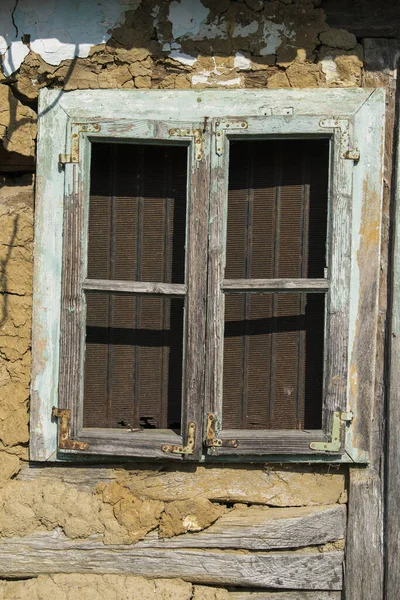 Hırvatistan, Mayıs 01.2022: Kırsal yerleşim yerinin kırsal penceresinin kırsal tarzı.