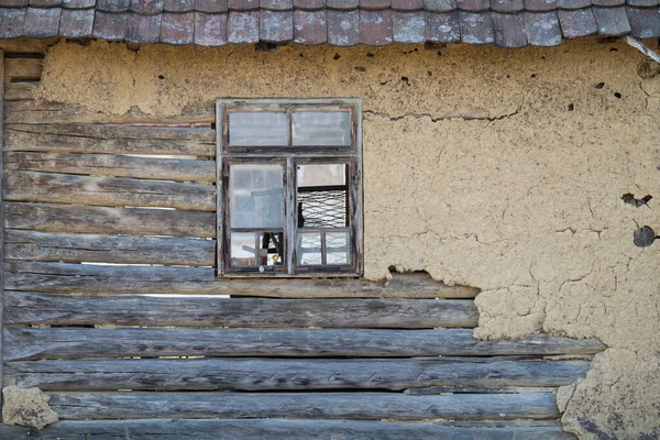 Hırvatistan, Mayıs 01.2022: Kırsal yerleşim yerinin kırsal penceresinin kırsal tarzı.