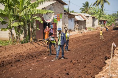 Zanzibar Şehri, Tanzanya - 01 Mayıs 2022: Tanzanya 'daki Zanzibar Adası' nda her yaştan insanın günlük yaşamına ilişkin sokak manzarası.