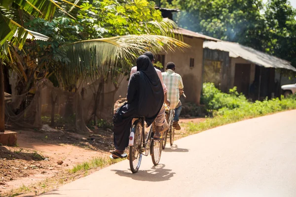 Zanzibar Şehri, Tanzanya - 01 Mayıs 2022: Tanzanya 'daki Zanzibar Adası' nda her yaştan insanın günlük yaşamına ilişkin sokak manzarası.