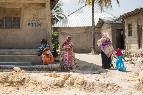 Zanzibar Şehri, Tanzanya - 01 Mayıs 2022: Tanzanya 'daki Zanzibar Adası' nda her yaştan insanın günlük yaşamına ilişkin sokak manzarası.