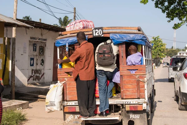 탄자니아 잔지바르 Zanzibar City 2022 탄자니아 잔지바르 도로를 사람들의 생활을 — 스톡 사진