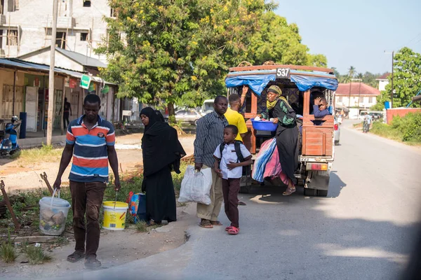 탄자니아 잔지바르 Zanzibar City 2022 탄자니아 잔지바르 도로를 사람들의 생활을 — 스톡 사진
