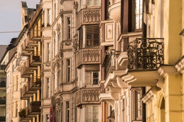 Münih, Almanya - 19 Aralık 2021: Münih şehir merkezindeki binanın dış görünüşü.