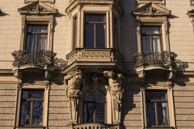 Münih, Almanya - 19 Aralık 2021: Münih şehir merkezindeki binanın dış görünüşü.