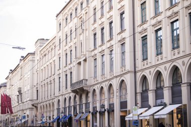 Münih, Almanya - 19 Aralık 2021: Münih şehir merkezindeki binanın dış görünüşü.