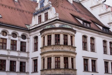 Münih, Almanya - 19 Aralık 2021: Münih şehir merkezindeki binanın dış görünüşü.