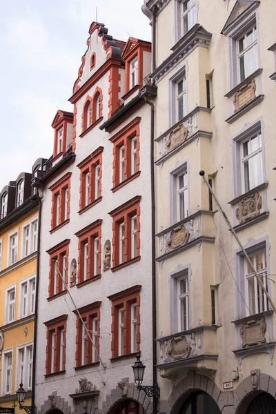 Münih, Almanya - 19 Aralık 2021: Münih şehir merkezindeki binanın dış görünüşü.