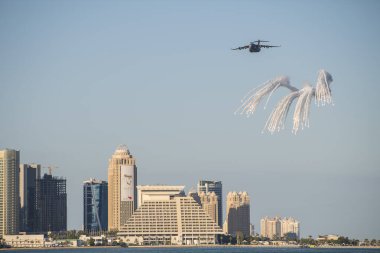Doha, Katar, 18 Aralık 2017. Katar Ulusal Günü için Doha Corniche rıhtımındaki Katar Hava Kuvvetleri Yürüyüşü.