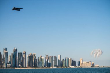 Doha, Katar, 18 Aralık 2017. Katar Ulusal Günü için Doha Corniche rıhtımındaki Katar Hava Kuvvetleri Yürüyüşü.