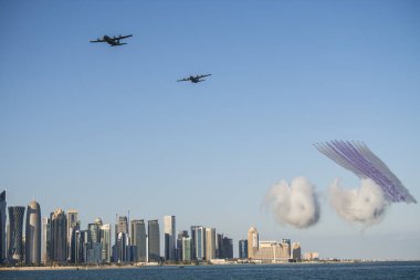 Doha, Katar, 18 Aralık 2017. Katar Ulusal Günü için Doha Corniche rıhtımındaki Katar Hava Kuvvetleri Yürüyüşü.