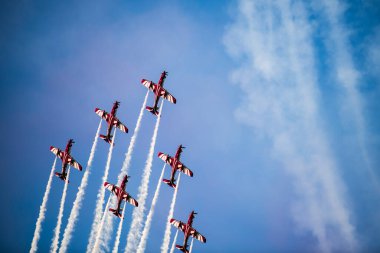 Doha, Katar, 18 Aralık 2017. Katar Ulusal Günü için Doha Corniche rıhtımındaki Katar Hava Kuvvetleri Yürüyüşü.