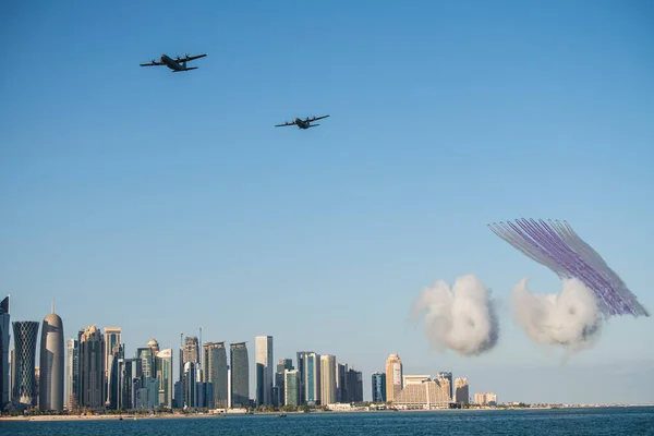 Doha Qatar Diciembre 2017 Desfile Fuerza Aérea Qatar Paseo Marítimo —  Fotos de Stock
