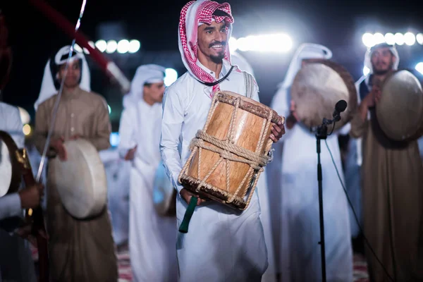 カタール ドーハ 2017年12月18日 カタール建国記念日を祝うために開催されたダルブ サアイの ダルハ 剣舞と呼ばれる公演の一環として伝統的な衣装を着たドラマー — ストック写真