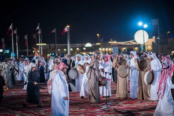 Doha Qatar Décembre 2017 Les Batteurs Vêtus Vêtements Traditionnels Dans — Photo