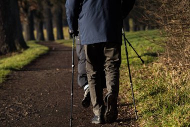 Ebersberg, Almanya-10 Mart 2022: Egglburger boyunca gezinme gezisi (göl) kışın meşe geçidi boyunca, Yukarı Bavyera yakınlarındaki bir varış noktası.