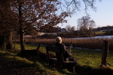 Ebersberg, Almanya-10 Mart 2022: Egglburger boyunca gezinme gezisi (göl) kışın meşe geçidi boyunca, Yukarı Bavyera yakınlarındaki bir varış noktası.