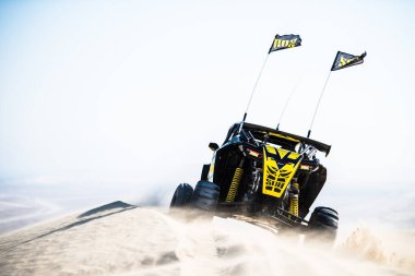 Doha, Qatar- 23 Nisan 2022 Katarlı çölün kum tepelerindeki at arabası..