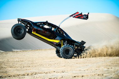 Doha, Qatar- 23 Nisan 2022 Katarlı çölün kum tepelerindeki at arabası..