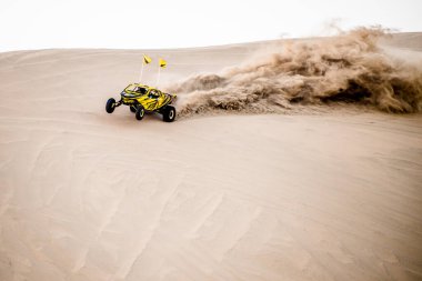 Doha, Qatar- 23 Nisan 2022 Katarlı çölün kum tepelerindeki at arabası..