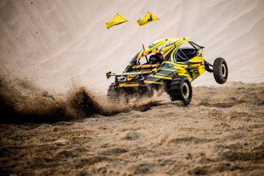 Doha, Qatar- 23 Nisan 2022 Katarlı çölün kum tepelerindeki at arabası..