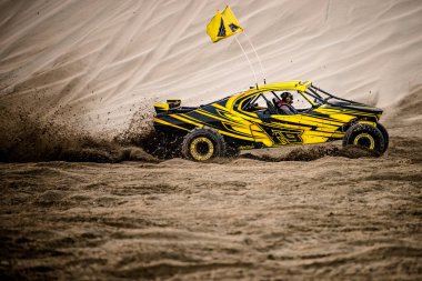 Doha, Qatar- 23 Nisan 2022 Katarlı çölün kum tepelerindeki at arabası..