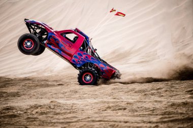 Doha, Qatar- 23 Nisan 2022 Katarlı çölün kum tepelerindeki at arabası..