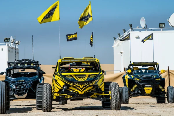 Doha, Qatar- 23 Nisan 2022 Katarlı çölün kum tepelerindeki at arabası..