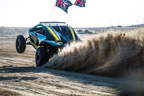 Doha, Qatar- 23 Nisan 2022 Katarlı çölün kum tepelerindeki at arabası..