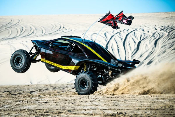 Doha, Qatar- 23 Nisan 2022 Katarlı çölün kum tepelerindeki at arabası..