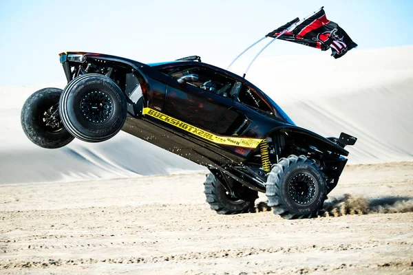 Doha, Qatar- 23 Nisan 2022 Katarlı çölün kum tepelerindeki at arabası..