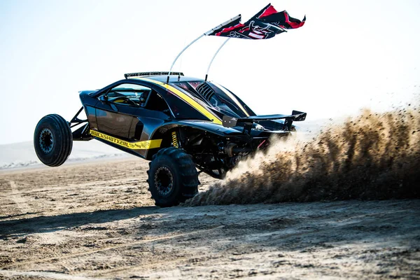 Doha, Qatar- 23 Nisan 2022 Katarlı çölün kum tepelerindeki at arabası..