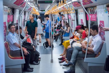 Singapur Şehri, Singapur - 08 Eylül 2019: Singapur 'da Mass Rapid Transit (MRT) metro treni yolcuları.
