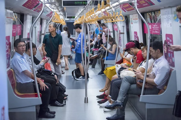 Singapur Şehri, Singapur - 08 Eylül 2019: Singapur 'da Mass Rapid Transit (MRT) metro treni yolcuları.