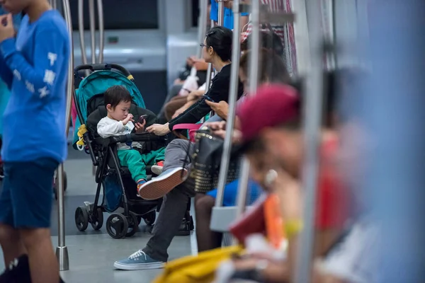 Singapur Şehri, Singapur - 08 Eylül 2019: Singapur 'da Mass Rapid Transit (MRT) metro treni yolcuları.