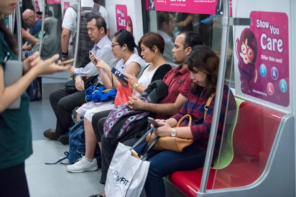 Singapur Şehri, Singapur - 08 Eylül 2019: Singapur 'da Mass Rapid Transit (MRT) metro treni yolcuları.