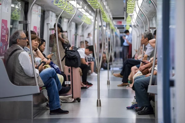 Singapur Şehri, Singapur - 08 Eylül 2019: Singapur 'da Mass Rapid Transit (MRT) metro treni yolcuları.