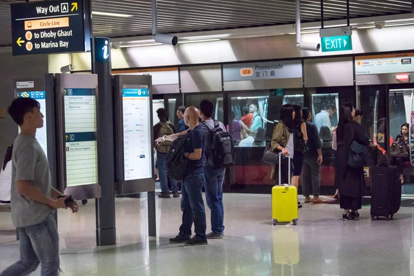 Singapur Şehri, Singapur - 08 Eylül 2019: Singapur 'da Mass Rapid Transit (MRT) metro treni yolcuları.
