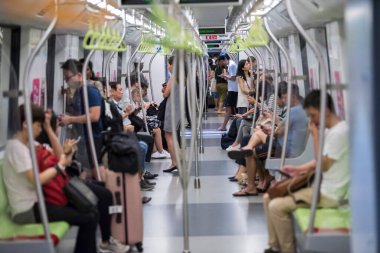 Singapur Şehri, Singapur - 08 Eylül 2019: Singapur 'da Mass Rapid Transit (MRT) metro treni yolcuları.
