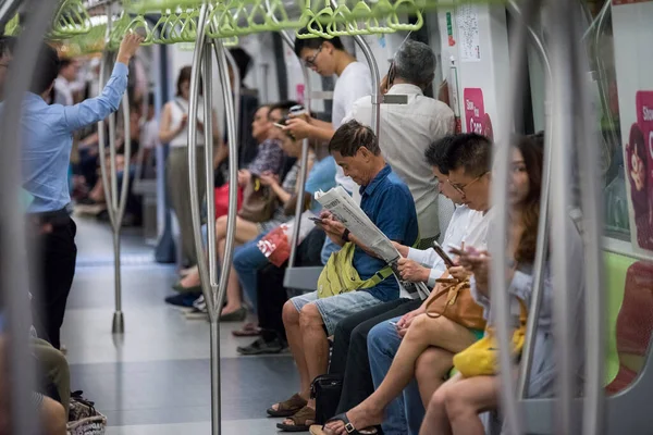 Singapur Şehri, Singapur - 08 Eylül 2019: Singapur 'da Mass Rapid Transit (MRT) metro treni yolcuları.
