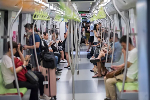 Singapur Şehri, Singapur - 08 Eylül 2019: Singapur 'da Mass Rapid Transit (MRT) metro treni yolcuları.