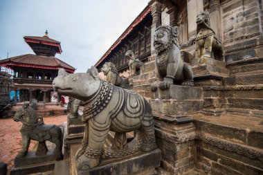 Kathmandu, Nepal - 10 Mayıs 2022: Bhaktapur Durbar Meydanı eski Bhaktapur Krallığının kraliyet sarayıdır ve UNESCO Dünya Mirasları Alanı ilan edilmiştir.