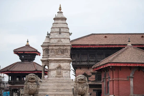 Kathmandu, Nepal - 10 Mayıs 2022: Bhaktapur Durbar Meydanı eski Bhaktapur Krallığının kraliyet sarayıdır ve UNESCO Dünya Mirasları Alanı ilan edilmiştir.